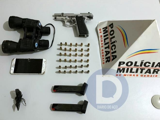 Uma pistola municiada, binóculo, maconha e celular apreendidos pela PM