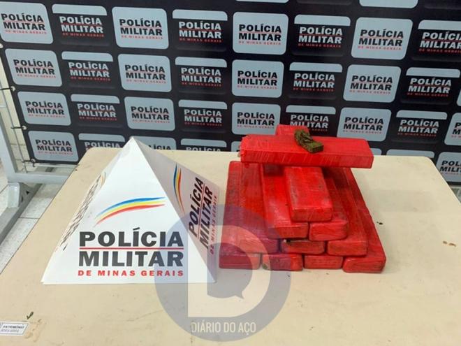 As barras de maconha foram encontradas no porta-malas do carro