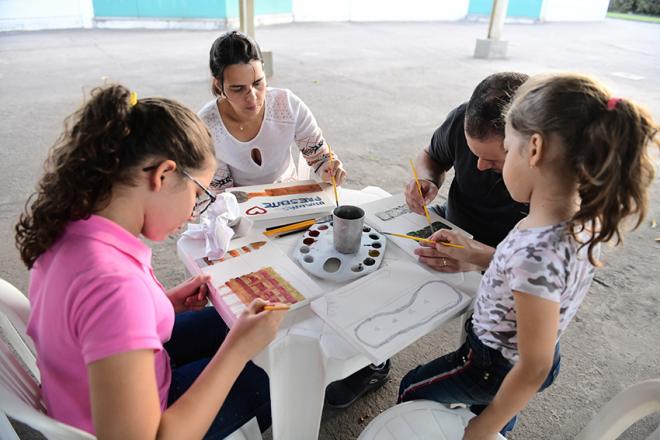 Após a visita, todos participam de uma oficina que utiliza agregado siderúrgico