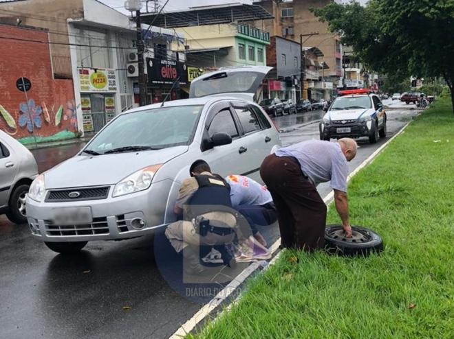 O sargento Maurício auxiliou o motorista idoso a trocar o pneu furado no bairro Canaã