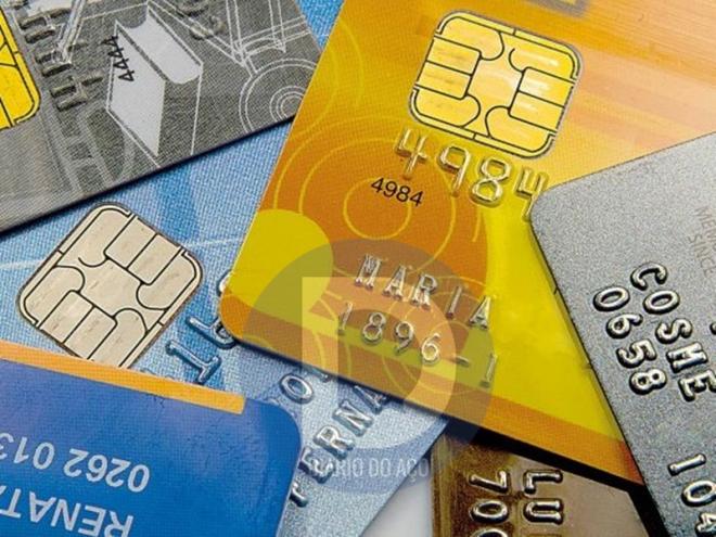 Os criminosos levam os cartões bancários com as senhas das vítimas