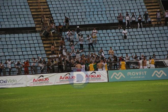 Jogadores do Democrata comemoram com a torcida