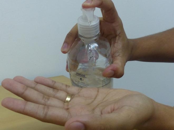 O álcool em gel é utilizado para higienizar as mãos, como forma de prevenir doenças e a transmissão de vírus e bactérias 