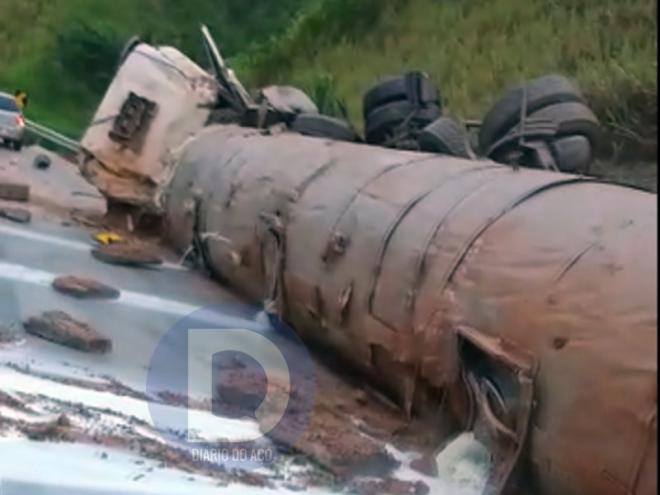 A carreta-tanque com leite tombou na margem da rodovia