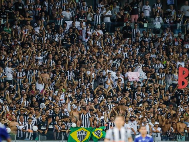 Clássico teve provocação, mosaico e helicóptero com a letra B