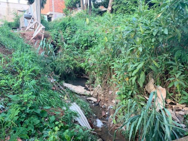 O lançamento do esgoto junto à rede de escoamento pluvial é um problema que há anos assola os moradores