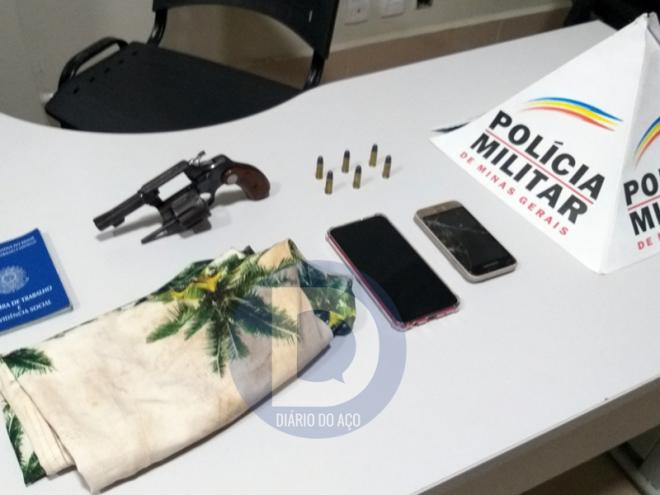 Um revólver de calibre 32 foi apreendido durante a operação para elucidar os dois homicídios