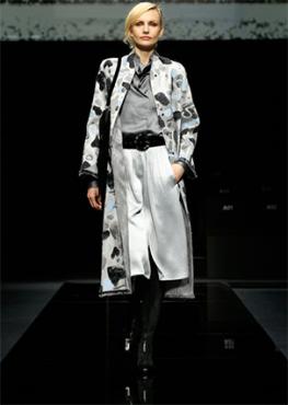 Modelo no desfile fechado de Giorgio Armani