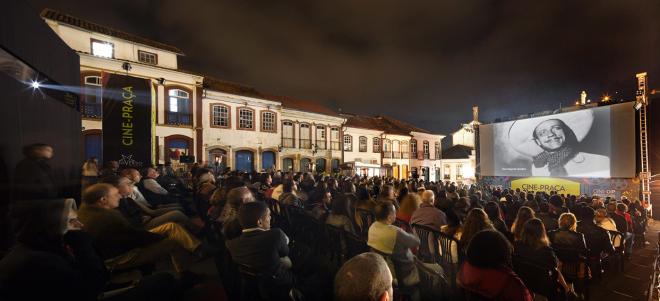 Exibição de filme na Praça Tiradentes, em Ouro Preto