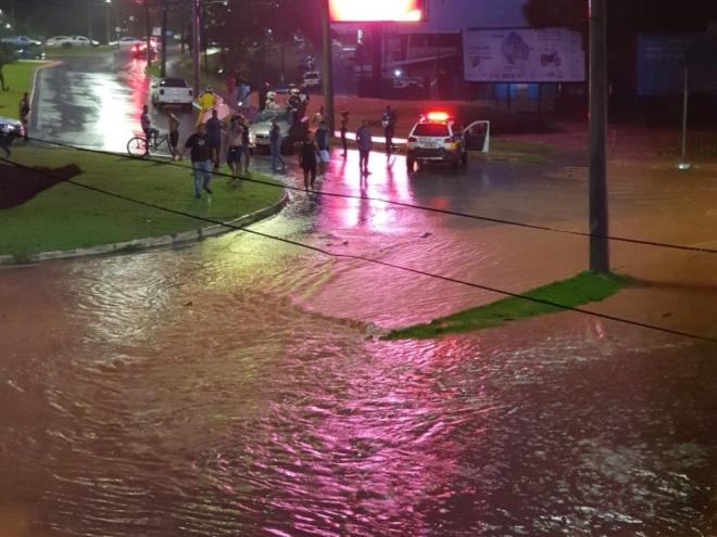 Rotatória da avenida Maanaim ficou inundada durante a noite de quinta-feira