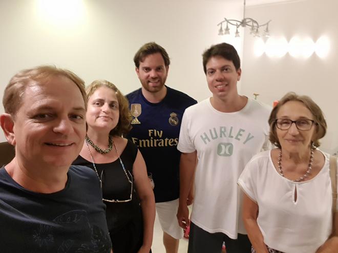 Riberto, a irmã Emília, os filhos Igor (de barba) e Caio, e sua mãe, Nívia Maria de Barros Araújo