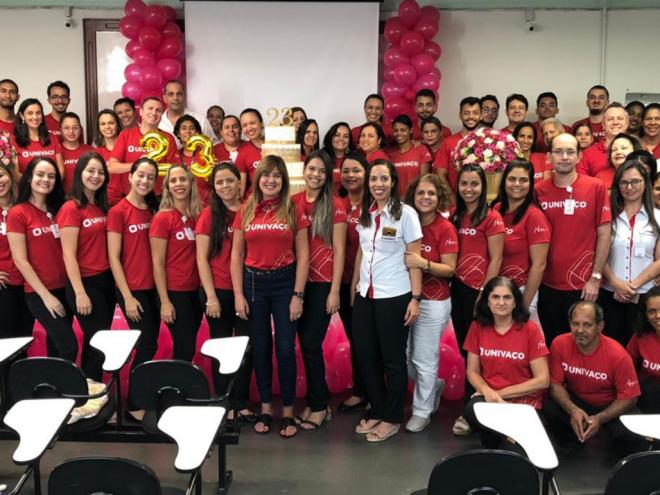 Funcionários e professores se reuniram para festejar o crescimento e a evolução da faculdade