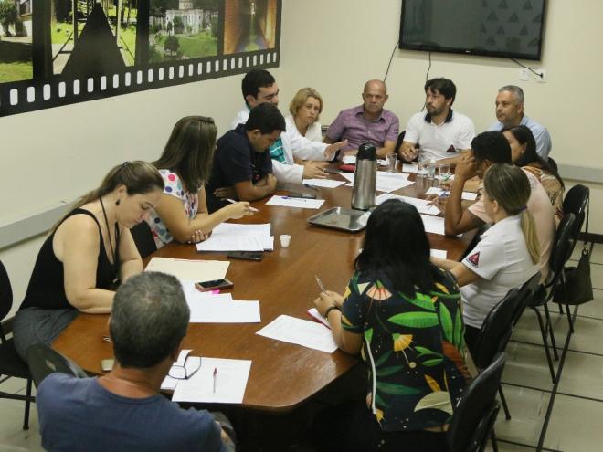 Medidas para conter o avanço do novo coronavírus foram definidas em reunião na manhã de segunda-feira