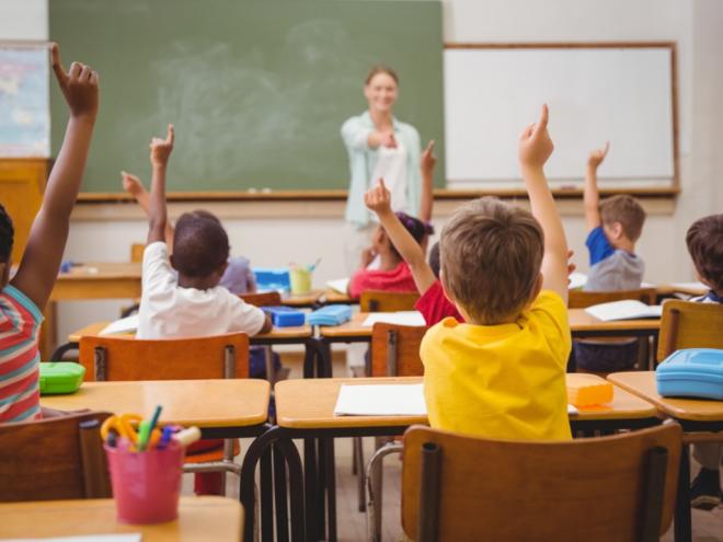 Em virtude do rápido contágio, o Ministério da Educação (MEC), em parceria com estados e municípios brasileiros, visa adotar estratégias de combate ao coronavírus no setor educacional