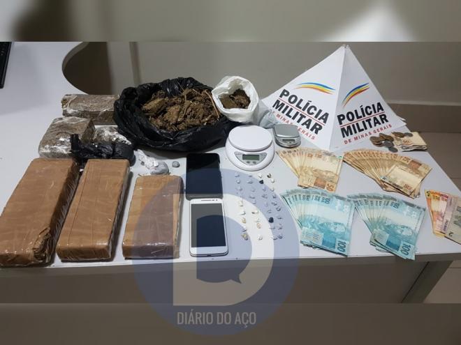 O entorpecente apreendido durante as buscas na casa dos suspeitos denunciados