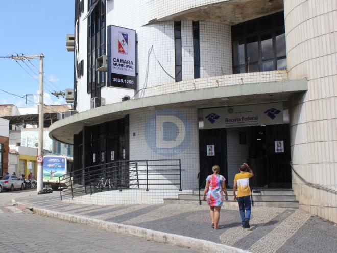 A autorização de afastamento de parlamentares para missão oficial a locais que constam na lista do Ministério da Saúde, onde há infectados pela doença, também fica suspensa