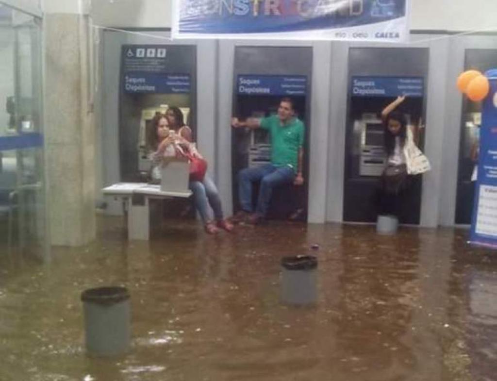 Clientes de agência bancária tiveram que subir nos caixas eletrônicos