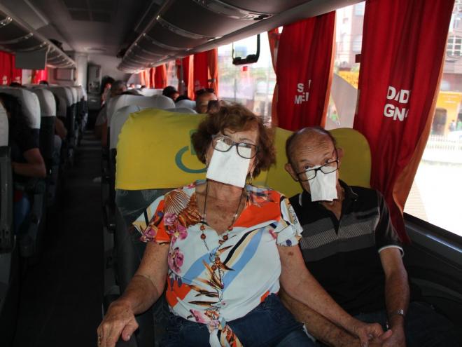 O casal Eva Silveira e Raimundo Inocêncio tentou se prevenir com uma máscara improvisada
