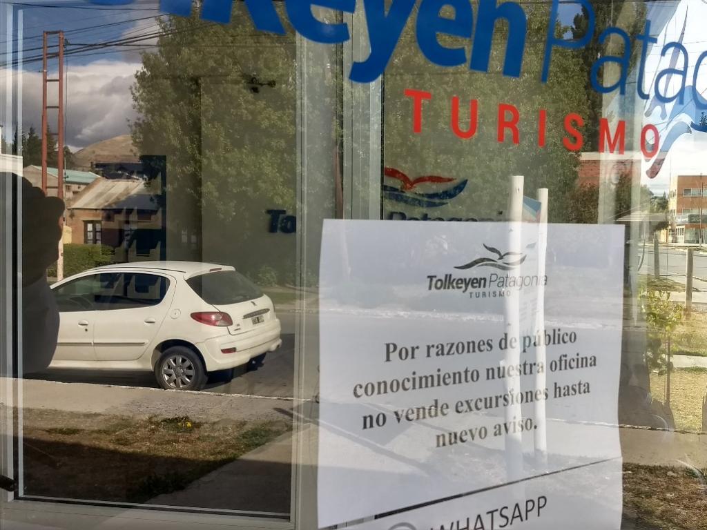 Agência de turismo: com excessão do setor varejista de alimentação, todo o comércio tem placas assim, na porta