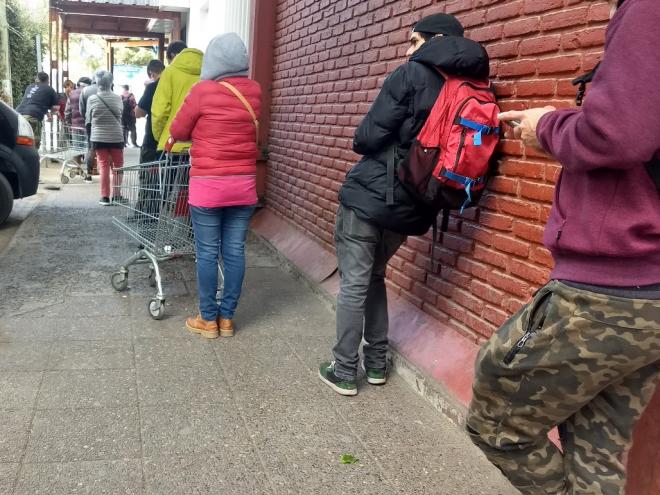 Fila em um supermercado na cidade de El Calafate, Patagônia Argentina; só dez clientes por vez 