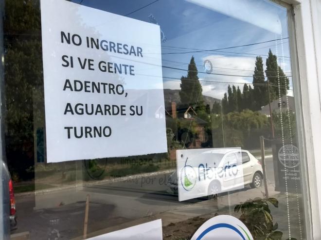 Padaria: se já tiver algum cliente lá dentro tem que esperar sair para depois entrar