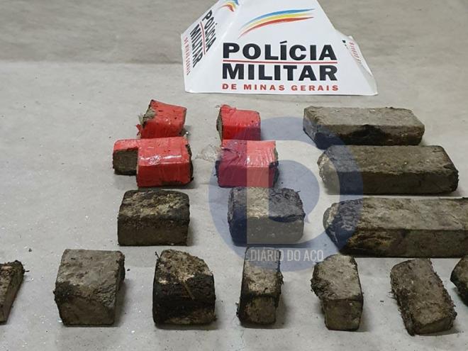 A maconha estava escondida próximo de umas torres de alta tensão