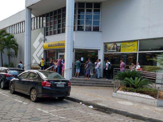 Devido à medida preventiva, clientes tiveram que aguardar do lado de fora do banco, no Centro de Ipatinga 