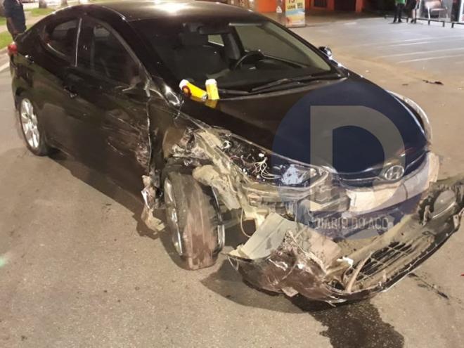 O Hyundai Elantra ficou com a frente destruída na colisão com dois carros