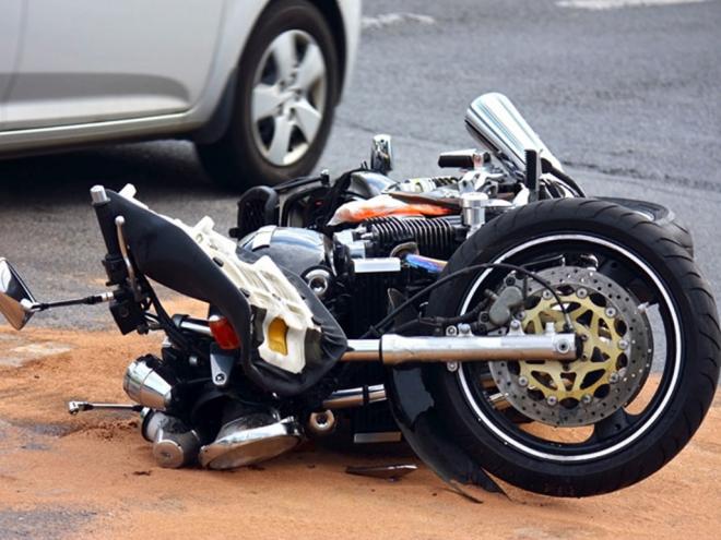 Acidente foi ocasionado por fio rompido que atingiu motociclista