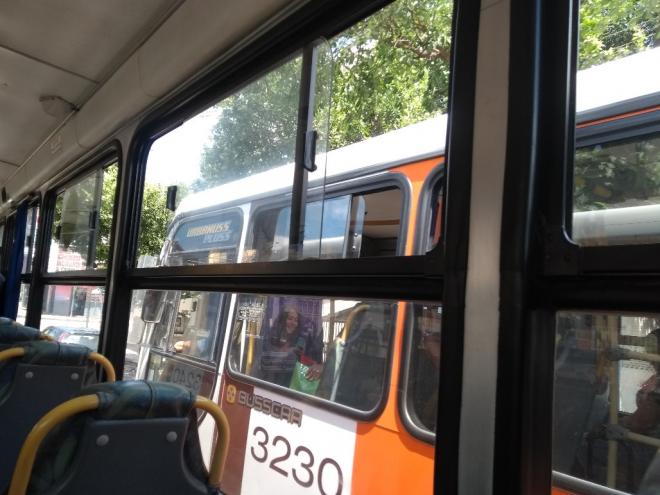Apesar da orientação de manter as janelas abertas, muitos veículos só possuem aberturas na parte superior dos vidros