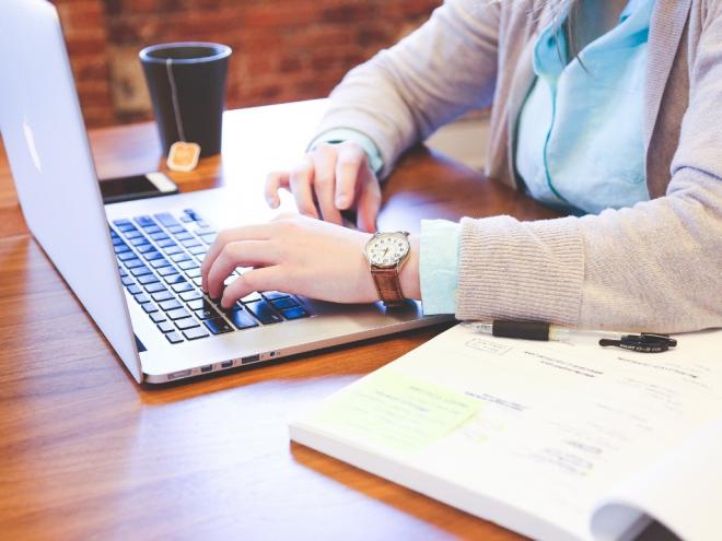 Em razão disso, diversas instituições de ensino estão ofertando a população, cursos em diversas áreas de educação de forma gratuita e totalmente online