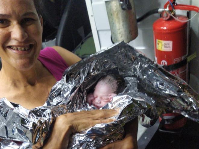 A avó precisou auxiliar o parto da filha, na madrugada desta sexta-feira