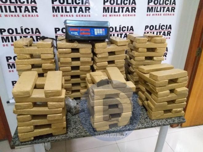As 165 barras de maconha apreendidas em um sítio no Taúbas, em Ipatinga