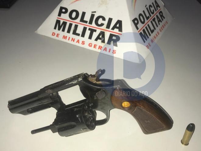 O revólver de calibre 38 foi jogado pela janela do carro durante a tentativa dos suspeitos de escapar da PM