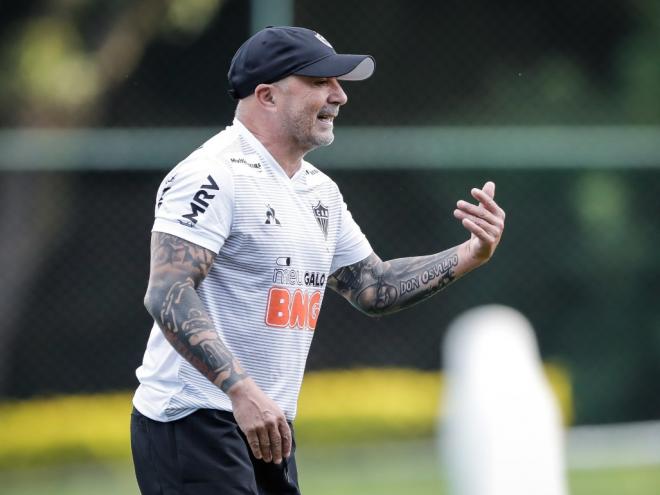 Jorge Sampaoli, além de dispensas de contestados, pediu pelo menos quatro reforços
