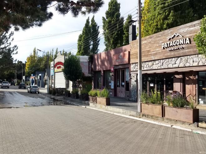 Ruas do centro comercial de El Calafate, na Patagônia argentina; antes tomadas por turistas de várias partes do mundo, ficaram vazias após a quarentena total