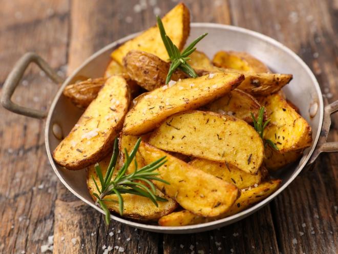Batata Assada é um bom acompanhamento de carnes, mas também pode ser servida como aperitivo, em pedaços pequenos