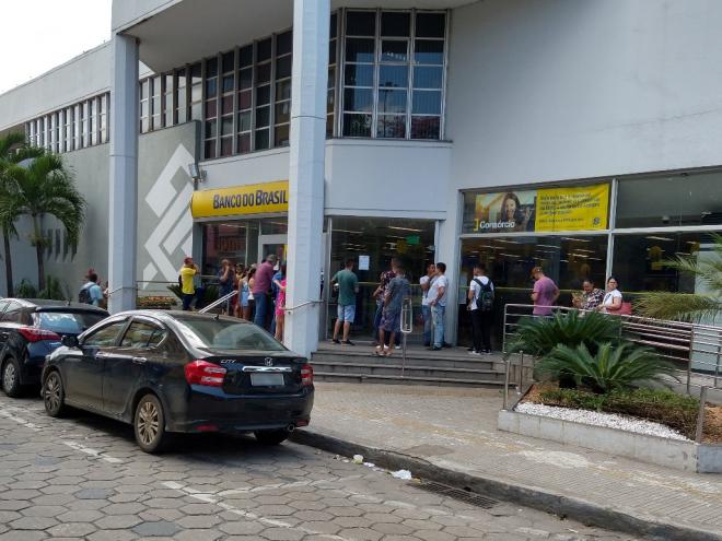 O atendimento ao público nos bancos será entre 10h as 14h