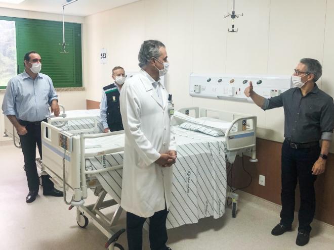 Durante as visitas, Zema ressaltou que é preciso aproveitar todas as estruturas disponíveis para combater a Covid-19 com o menor impacto possível no Estado