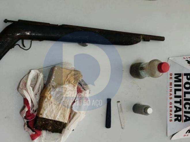 O material apreendido pela PM estava em uma mata no fim da rua Saigon, no Morro São Francisco