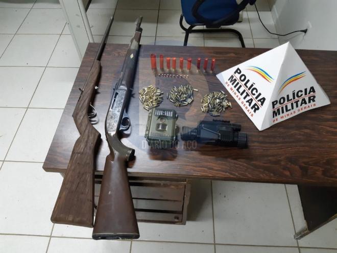 PM encontrou armas e munição com homem de 36 anos