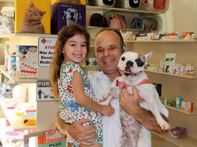 Isabel Araújo, sua cachorrinha Amora e o médico veterinário, Rômulo Edgard