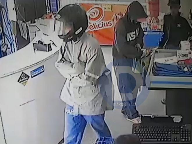 O momento que os autores atacam o supermercado, em Fabriciano