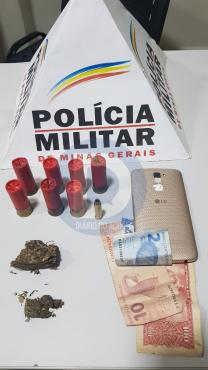 Os policiais apreenderam maconha e munição no local alvo da operação