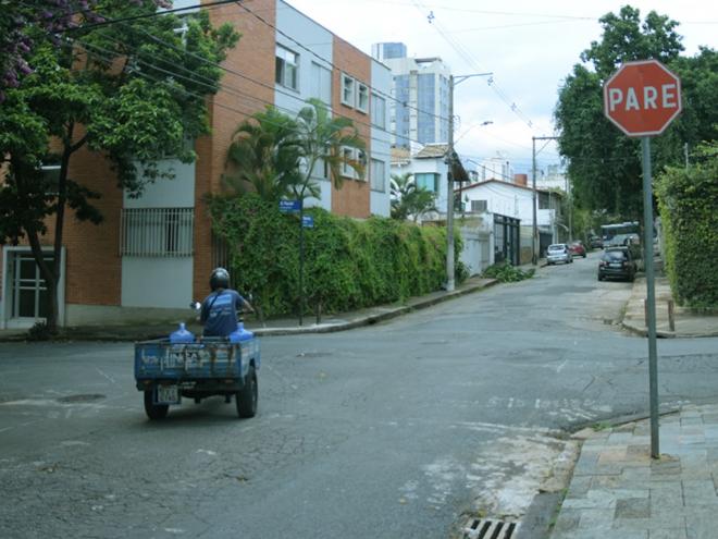 Arrancada brusca na parada obrigatória causou colisão com motociclista que tinha preferência