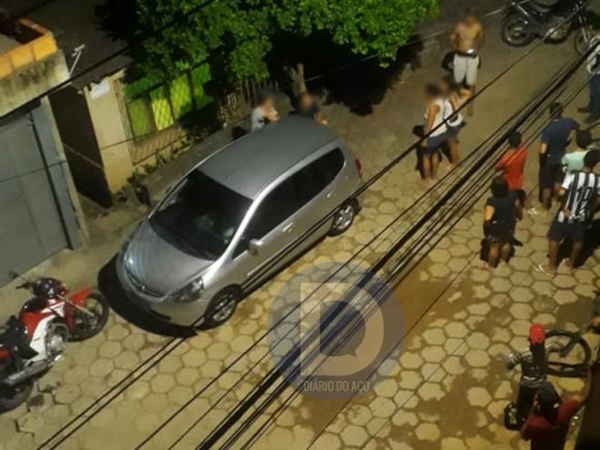 Populares se aglomeram no local onde ocorreu os disparos