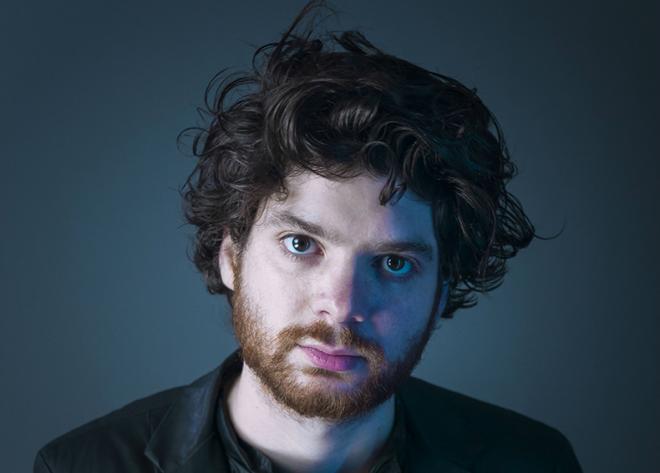 Daniel Espíndola Black é um cantor, compositor e guitarrista paulista