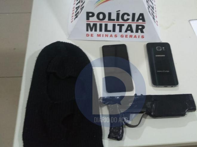 A touca, a réplica de arma de fogo e os dois celulares roubados apreendidos pela PM