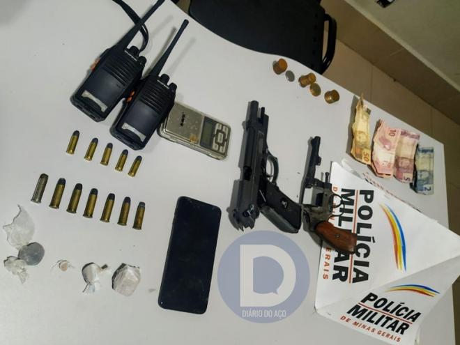 Todo o material recolhido na casa onde estavam os indivíduos presos