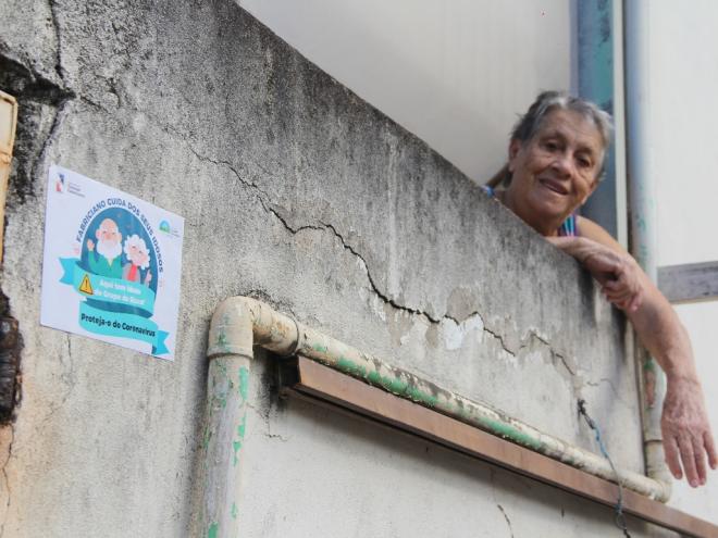 Adesivos servem para que visitas inoportunas não coloquem essas pessoas em risco